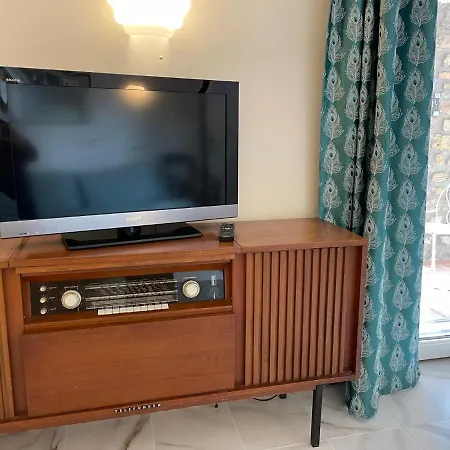 Rez-de-chaussee Dans Grand Jardin Provencal, A La Tatiana * Antibes