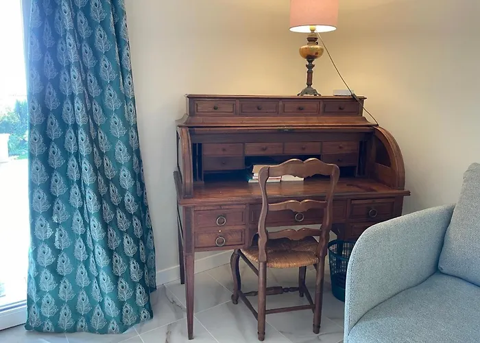 Rez-de-chaussee Dans Grand Jardin Provencal, A La Tatiana