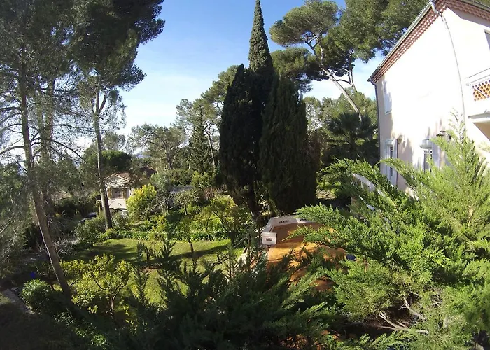 Rez-de-chaussee Dans Grand Jardin Provencal, A La Tatiana *